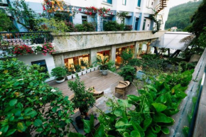 Lake Hills Hotel